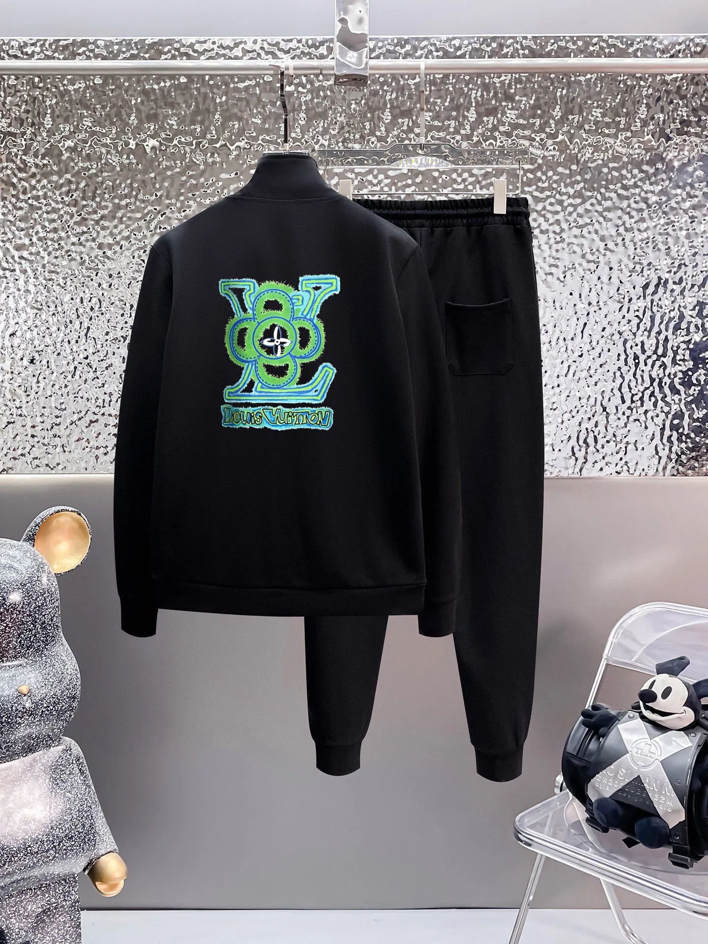 🅿️420 [Lv Louis Vuitton] (Fat Man Gospel) Hot-selling suit is coming. Focus on the original version of the official website. 2025 new hot-selling cardigan and sweatshirt suit. The original order is the best. 🇭🇰The meticulous work of top designers is dedicated to a fitting and perfect upper body effect. All-natural high-quality Roman cotton 100%, close-fitting comfort, noble and elegant! Original hardware embodies elegance and nobility! Counter size: M-5XL (maximum wear up to 220 pounds)